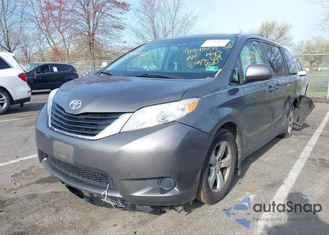 2012 Toyota Sienna Le V6 8 Passenger z USA, uszkodzony, nr VIN 5TDKK3DC5CS279651